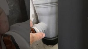 Причина треска, канализации в заужении диаметра канализации через раструб.