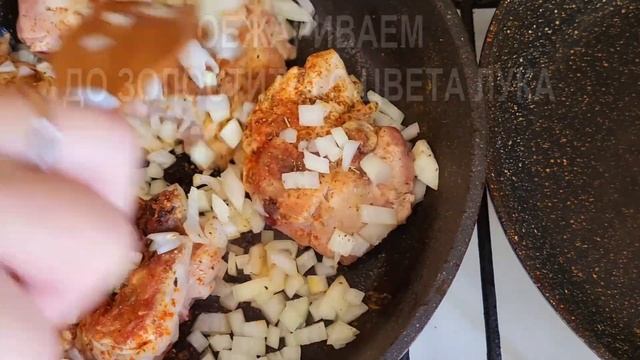 Сытное блюдо на обед или ужин из картофеля и курицы хорошо смотрится на любом столе смотреть онлайн