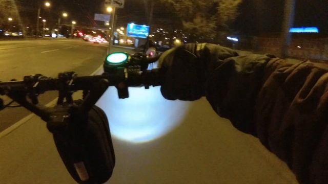 Велосипедист не уступает дуалтрону. Покатуха. смотреть онлайн