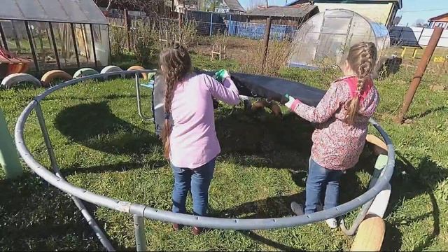 БАТУТ у нас на даче дети собрали батут сами МАЙЯ и КРИСТИНА прыгают на Батуте for kids смотреть онлайн