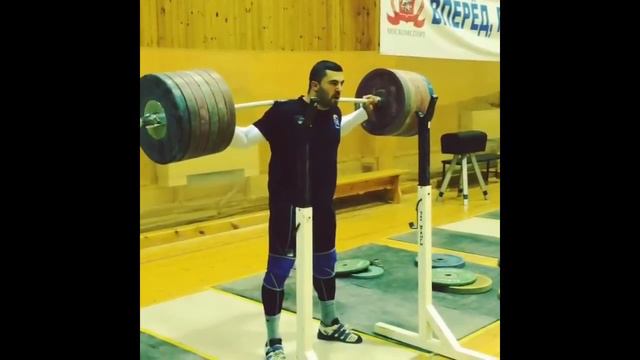 Dmitry Berestov 310kg / 683.5Lbs Squat and slow motion смотреть онлайн