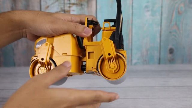 Bruder 02434 Cat Asphalt Drum Compactor смотреть онлайн