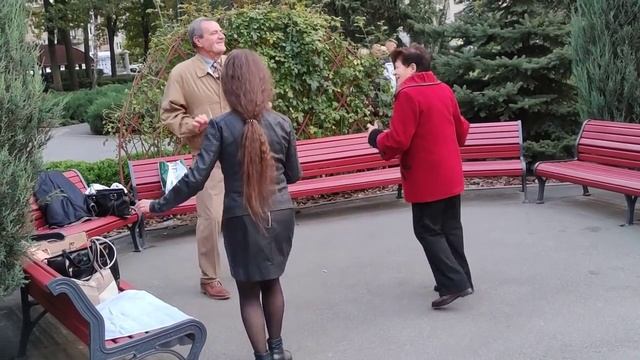 А белая зима❄️⛄ Танцы ??? в парке ?️Горького Октябрь 2021 смотреть онлайн