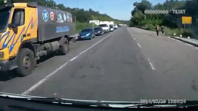 Большие заторы на блокпосту в Славянске смотреть онлайн