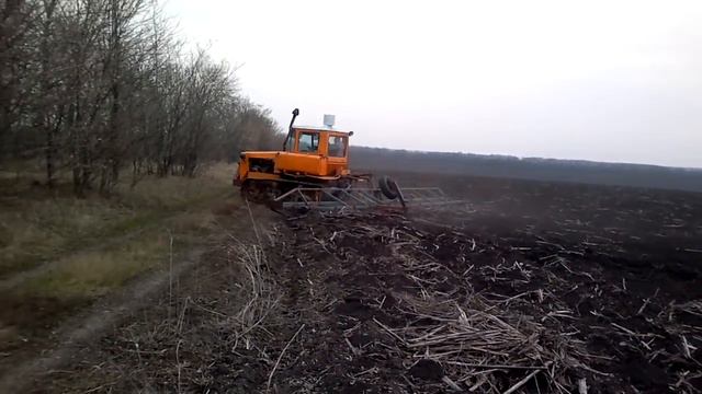 заделка влаги трактором  дт75 с двигателем мерседес ОМ366 оновленый вариант