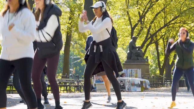 FUNNY Fart Prank in NYC! Dancing Out the Farts! смотреть онлайн