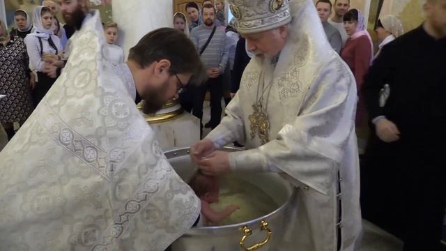 Крещение епископом Ильей младенцев из многодетных семей смотреть онлайн