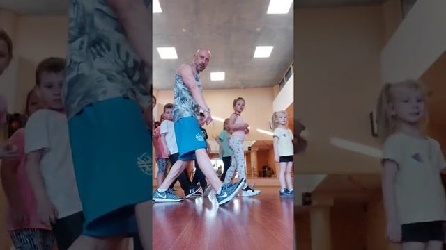 УЧИМ ТИК ТОК ТАНЕЦ ЯГОДА МАЛИНКА ХАБИБ/ ОБУЧЕНИЕ ТАНЦАМ ШАФФЛ ДЛЯ НОВИЧКОВ SHUFFLE DANCE tutorial. смотреть онлайн