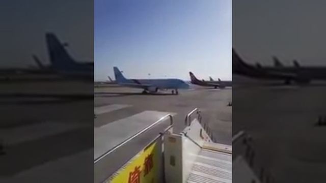 Airbus A320 at the airport in China rolled/Airbus A320 в аэропорту Китая покатился смотреть онлайн
