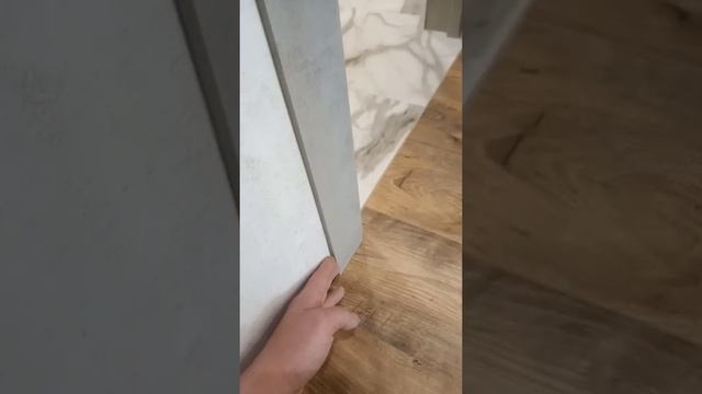 Установка дверей! Наличник не всегда перекрывает зазор между ламинатом и стеной. смотреть онлайн