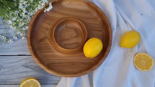 Деревянная менажница с соусником