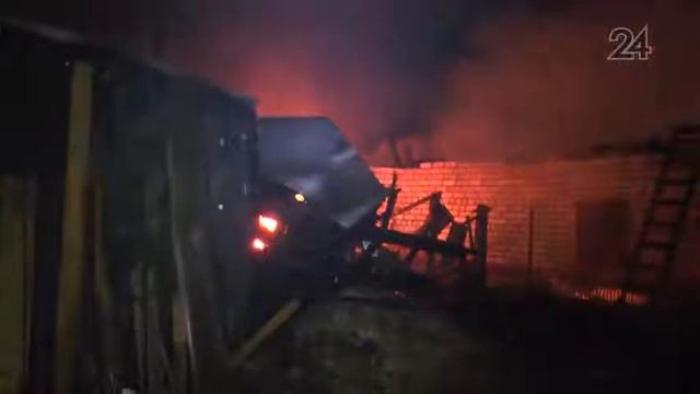 В поселке Борсиголебское сгорел гараж смотреть онлайн