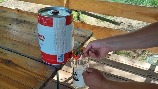 Jak prawidłowo otworzyć mini keg, beczkę 5-litrową. Idealne piwo смотреть онлайн