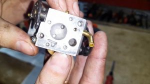 Не набирает обороты, глохнет Oleo-Mac GS 35. Грязь в карбюраторе