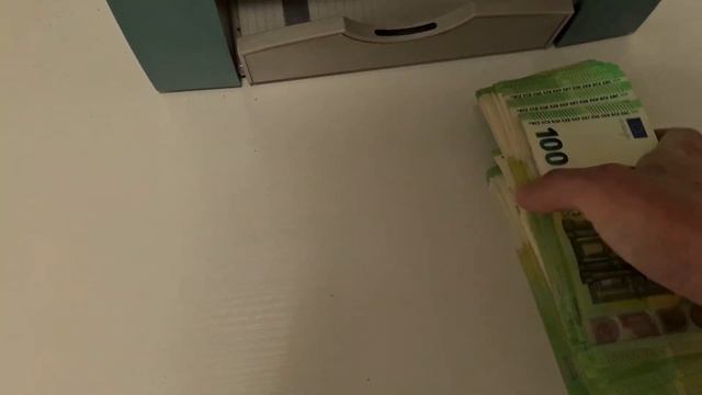 Counting new 100 EUR banknotes €€ смотреть онлайн