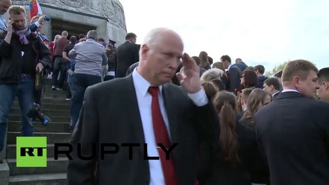 9 Мая. Возложение цветов к памятнику Воину Освободителю в Берлине смотреть онлайн