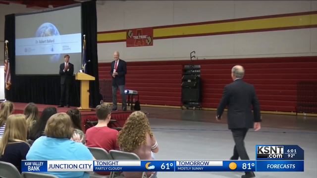 Man who discovered sunken Titanic tells Atchison students how he plans to find Amelia Earhart’s pla смотреть онлайн
