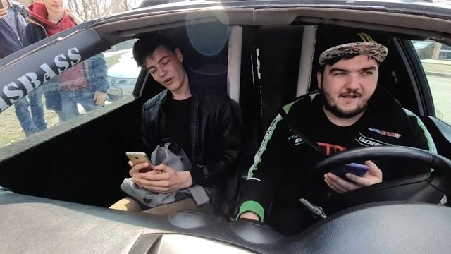 Катаемся по городу без лобовухи! Кошмарим школьников басом=) смотреть онлайн