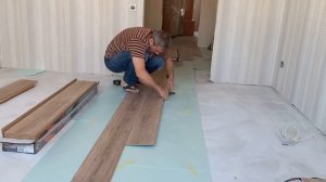 Переход ламината из коридора в комнату без порогов