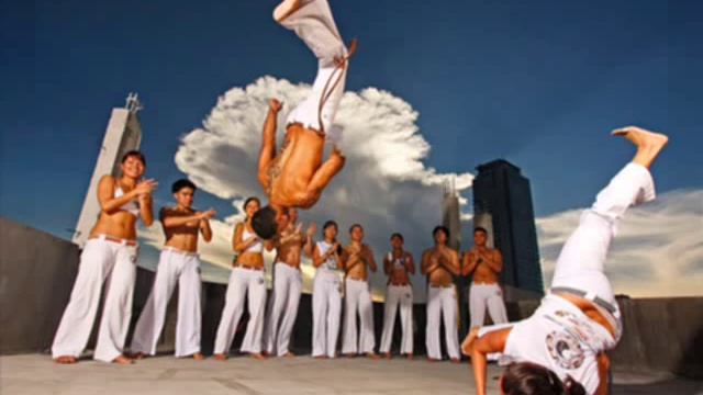 JOGAR CAPOEIRA E MACULELE/ MESTRE MAO BRANCA смотреть онлайн