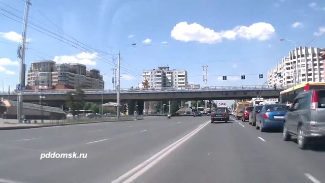Едет мотоциклист по центру Омска смотреть онлайн