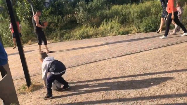 Демид набивает мяч. смотреть онлайн