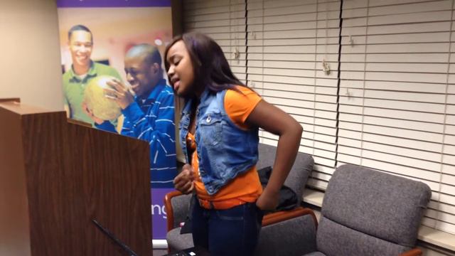 Little Sister Vanessa, age 13 of Crest Hill, Sings "Royals" смотреть онлайн