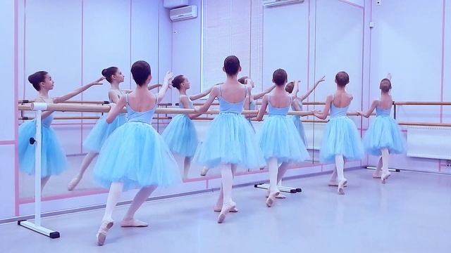 Урок классического танца. Подготовка к профессии "Артист балета" смотреть онлайн