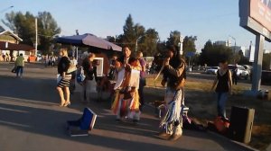 Индейцы в Барнауле играют на флейте