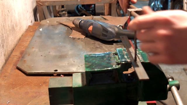 Как нарезать резьбу метчиком \ How to make thread смотреть онлайн