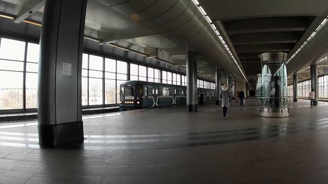 Москва. Метросостав «Номерной» на ст. «Воробьевы горы» 1. 16 апреля 2023 смотреть онлайн