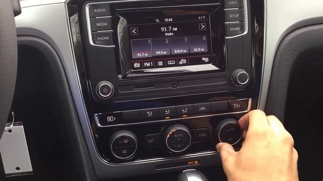 2017 Volkswagen Passat S смотреть онлайн