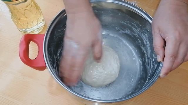 Пица. Вкусна, домашна пица със салам и кашкавал. смотреть онлайн