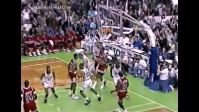 Larry Bird beating Michael Jordan one on one at different times . смотреть онлайн