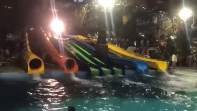 Аквапарк Джунгли. Жесть сколько людей. Больше не пойду смотреть онлайн