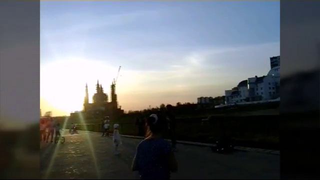 Пацан подыгрывает на скрипке
