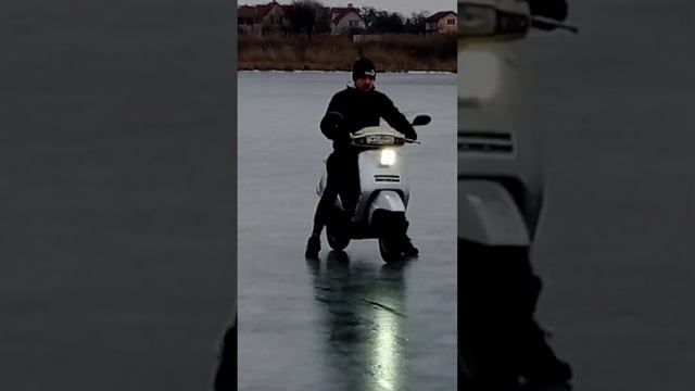 дрифт на скутере по льду смотреть онлайн