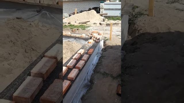 Кладка цоколя началась