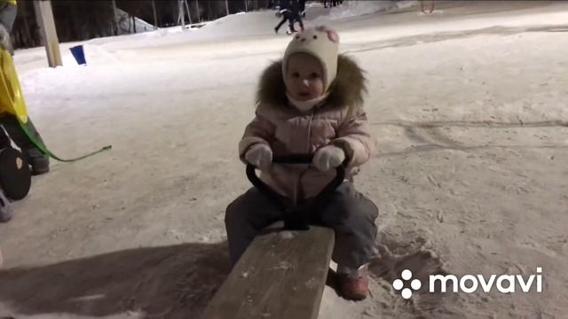 София на прогулке, Влог. Путешествие по детской площадке. Катание с горки и качелях смотреть онлайн