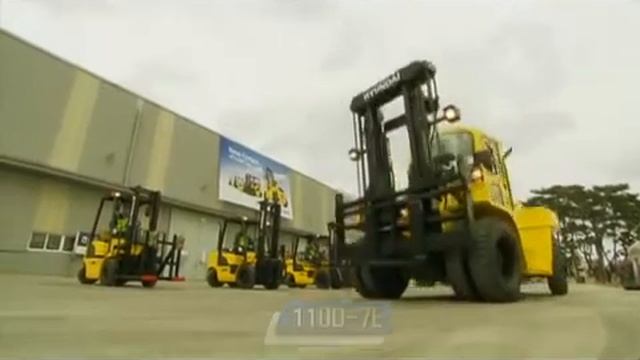 Hyundai forklift - Xe nâng Hyundai diễu hành!!! смотреть онлайн