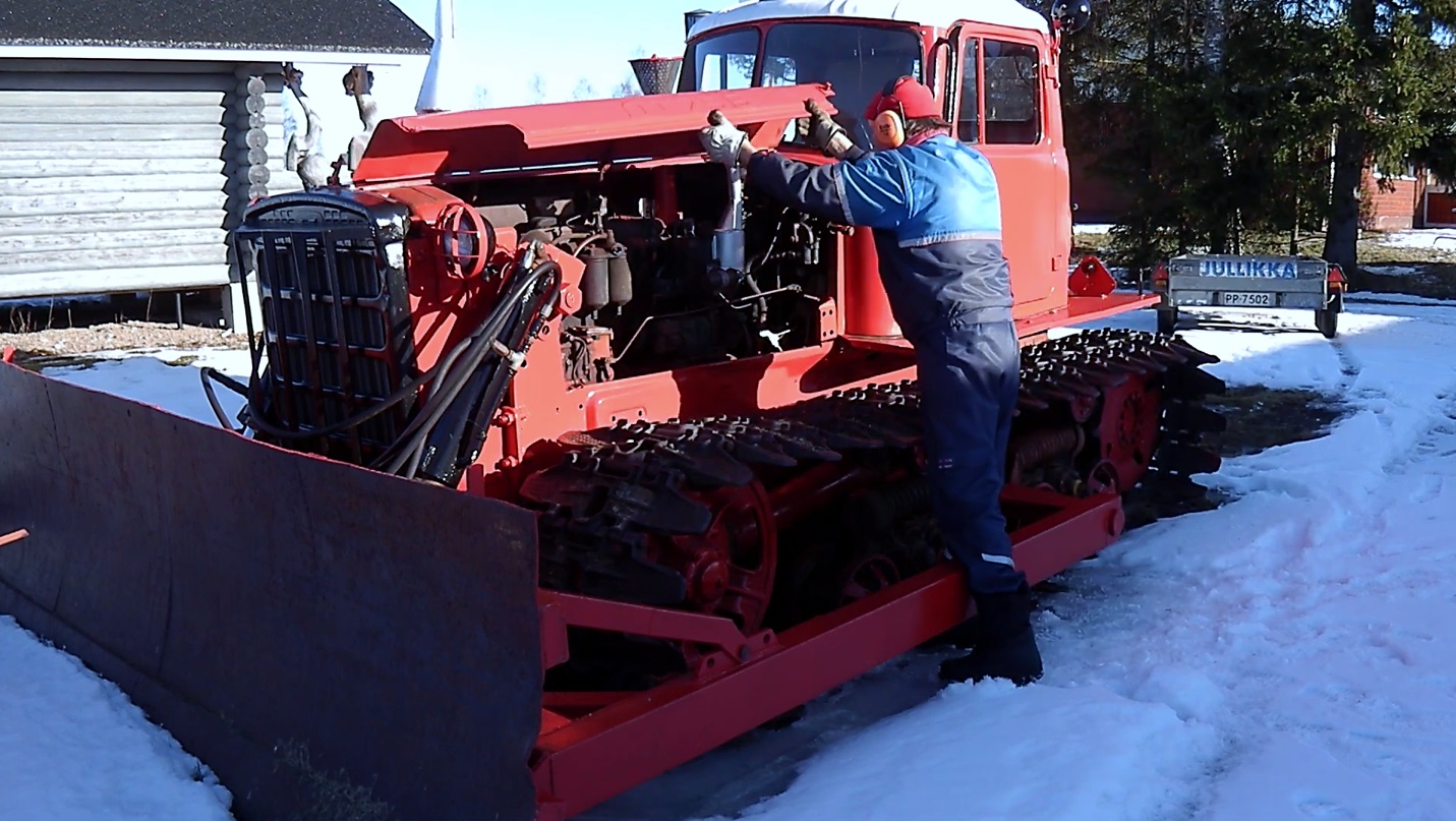 Холодный запуск трактора DT-75B 1964 года смотреть онлайн
