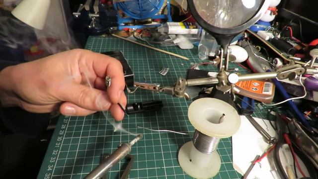 Fixing fault in cheap Poundland Cigarette Lighter Adapter смотреть онлайн