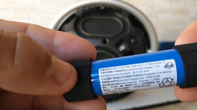 Harman Kardon Onyx Studio 8 Removing the Battery (Removendo a Bateria) смотреть онлайн