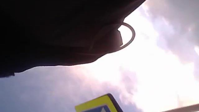 если вы на кровати то советую вам не приворачиваю телефон просто сесть чтобы был вниз головой смотреть онлайн