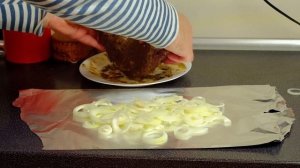 Говядина в фольге на луковой подушке. Как приготовить в духовке нежирное мясо