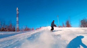 Сноубординг по вельвету. Короткие повороты на сноуборде в верхней стойке.