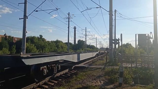 Электровоз ВЛ10К-1679 с грузовым поездом проследует по перегону Павловский-Посад-Фрязево. смотреть онлайн