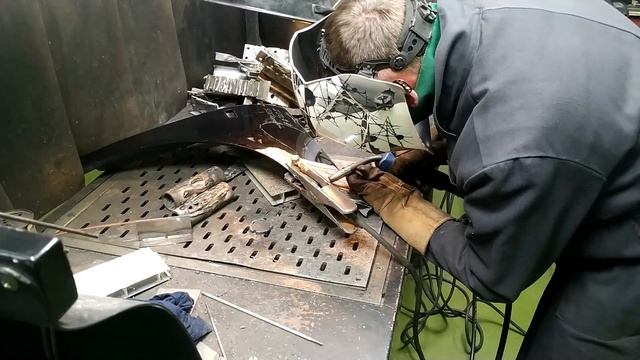 Сварка кузовной стали полуавтоматом Torros MIG 200 Pulse M2004, варим крыло смотреть онлайн