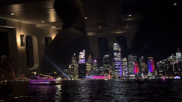 Сидней - большие здания Опера Хаус - вид с корабля ночью смотреть онлайн