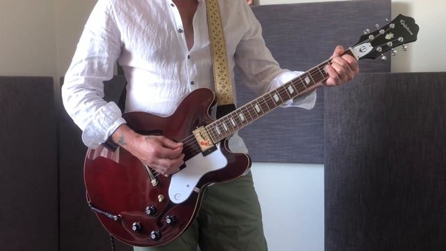 First time with the new Epiphone “Noel Gallagher” Riviera || OASIS RIFFS смотреть онлайн